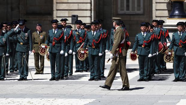 Los Reyes presiden en el Palacio Real el 175 aniversario de la fundación de la Guardia Civil