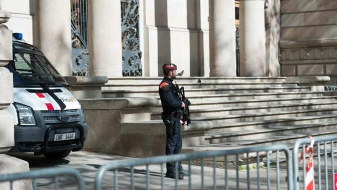 Un agente de los Mossos d'Esquadra custodia el Palacio de Justicia de Barcelona