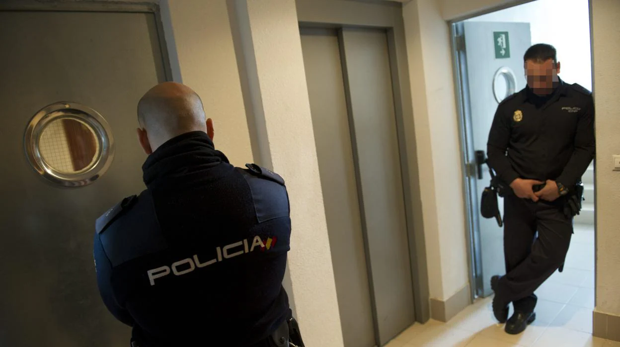 En la imagen de archivo, dos policías nacionales en un caso de violencia de género en Madrid