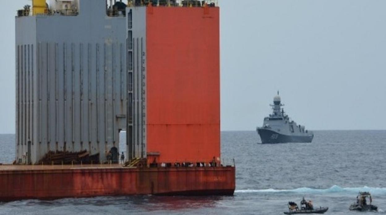 El buque «Blue Marlin» vigilado por la Armada Española