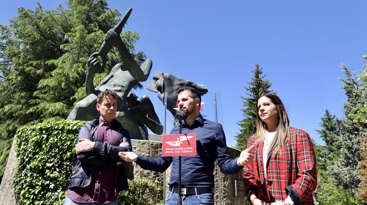 El candidato socialista a la Presidencia de la Junta, Luis Tudanca, junto al candidato a la alcaldía de Villablino, Mario Rivas y la candidata a las Cortes por León, Nuria Rubio