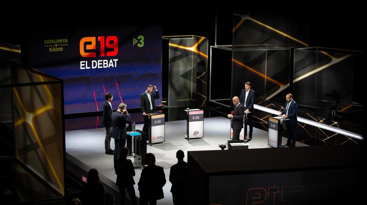 El plató del debate, sin el representante de Junts per Catalunya