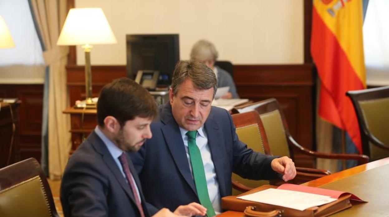 Aitor Esteban en la presentación de credenciales de los nuevos diputados para la XIII legislatura