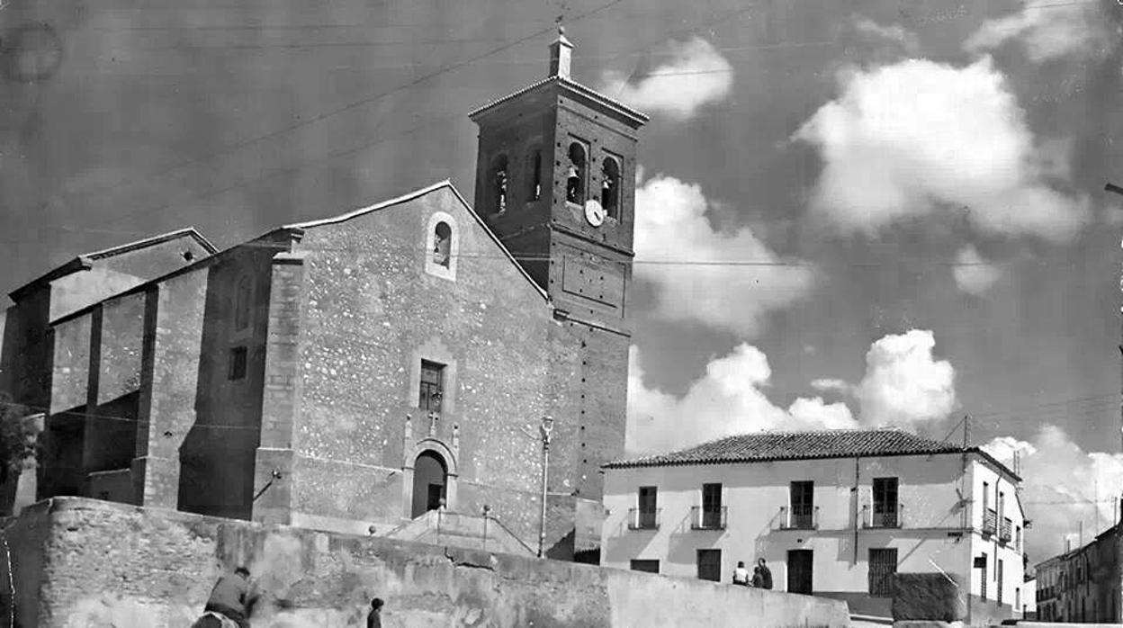 Antigua fotografía de la iglesia de Santa María Magdalena, en la plaza de La Torre de Esteban Hambram, localidad conmocionada por el asesinato de Eulalio Domínguez