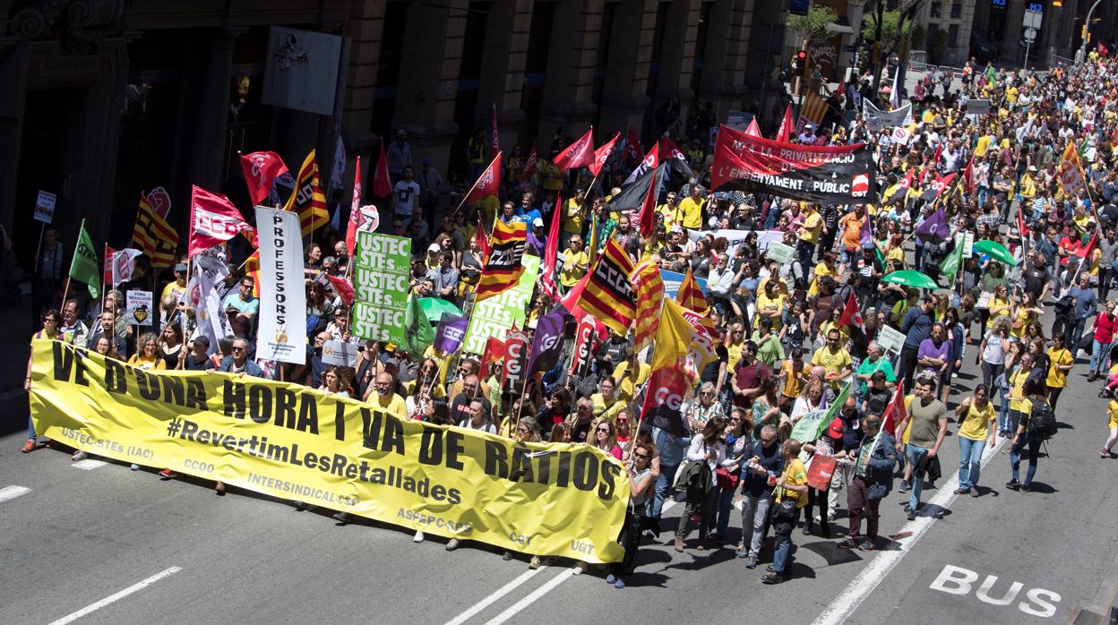 Centenares de profesores de enseñanza pública no universitaria recorren las calles del centro de Barcelona