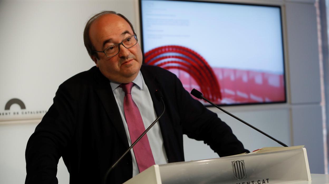 El lider del PSC, Miquel Iceta, durante la rueda de prensa que ha ofrecido tras el pleno del Parlamento de Cataluña