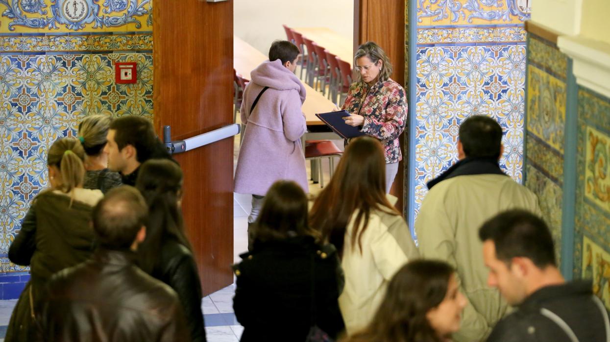 El candidato a la Presidencia de la Junta, Alfonso Fernández Mañueco, durante su visita a una explotación ganadera en Toral de los Guzmanes (León)