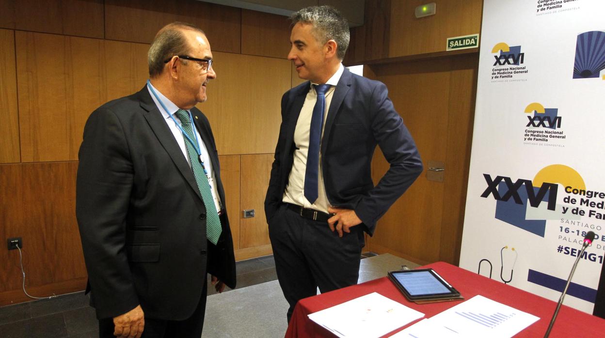 Fernánez-Pro Ledesma, presidente de la SEMG, y Carlos Mateos, coordinador de #SaludSinBulos, durante la presentación de la guía en el marco del XXVI Congreso Nacional de la SEMG que se celebra en Santiago