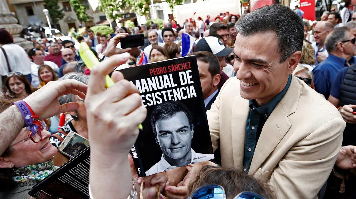 Pedro Sánchez firma un ejemplar de su libro ayer en Pamplona