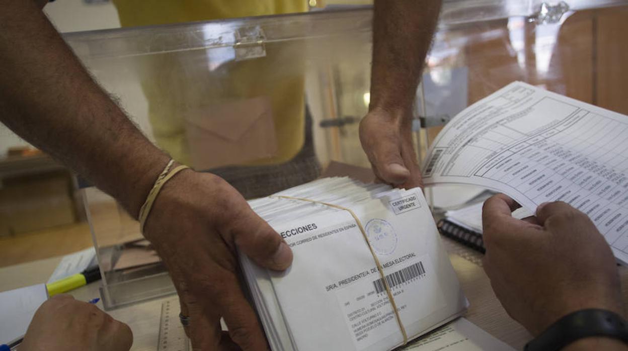 Sobres con votos enviados por correo