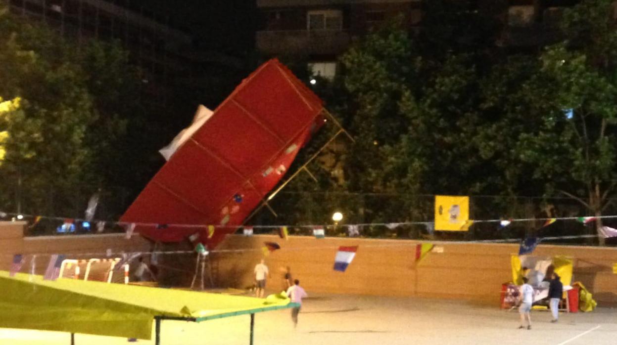 Imagen de la casera arrastrada por el viento