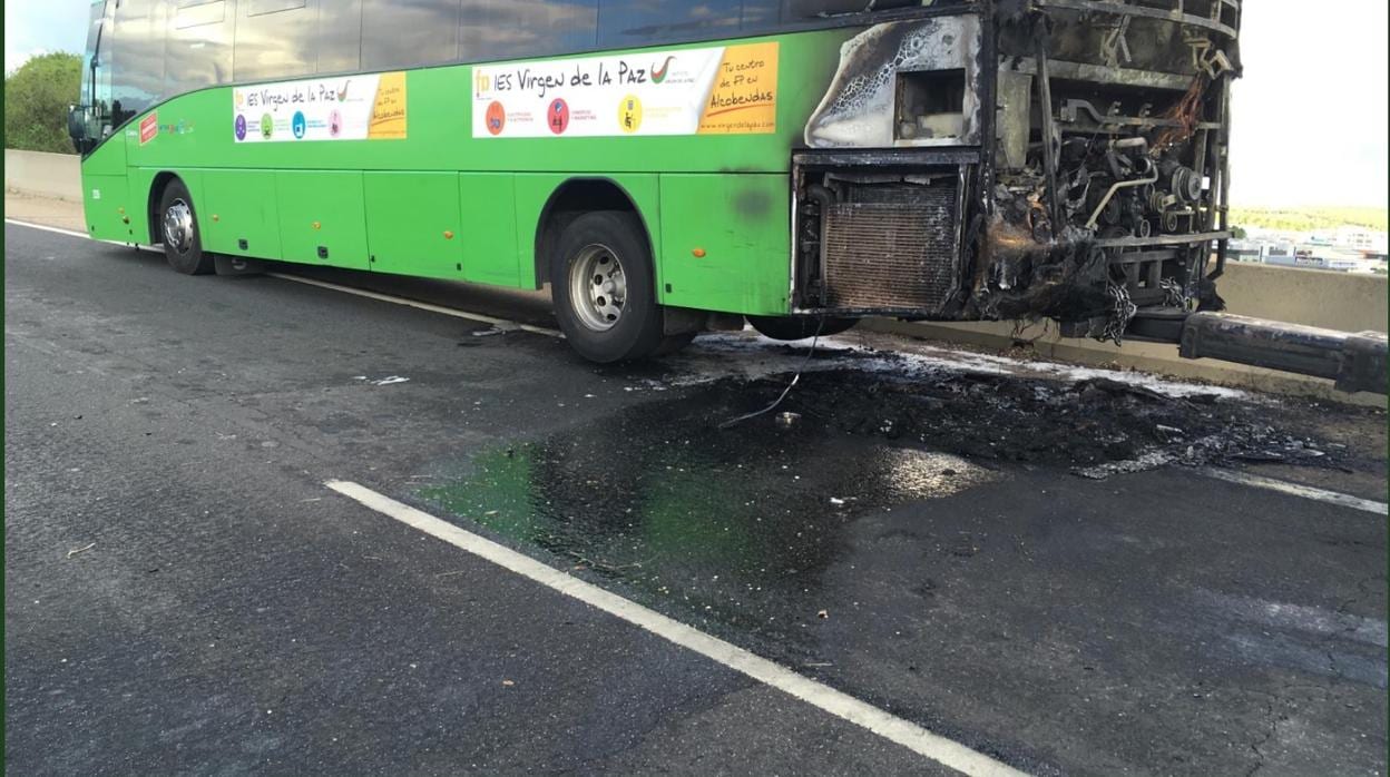 Estado en el que ha quedado el autobús tras sofocarse las llamas