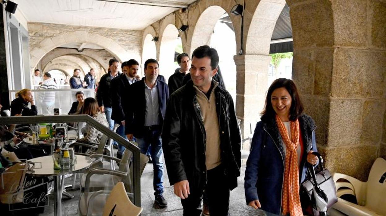 Caballero junto a la candidata del PSOE en Betanzos