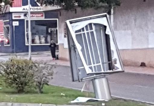 Cartel destruido en el casco urbano de Torrevieja, en una imagen difundida por Contigo