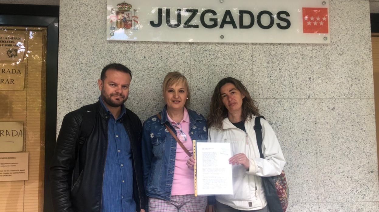 Dos de las trabajadoras denunciantes, junto al diputado de Podemos Raúl Camargo