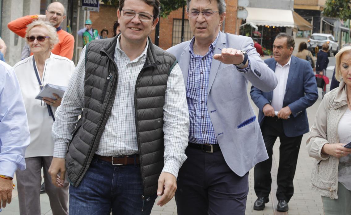 Fernández Mañueco y Martínez Majo, durante su visita a Valencia de Don Juan durante la campaña electoral