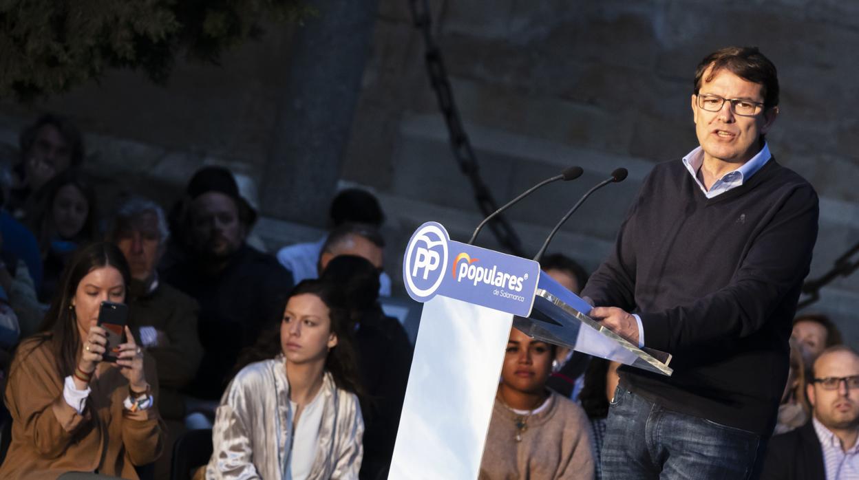 Mañueco, durante el acto de campaña en el Patio Chico de Salamanca