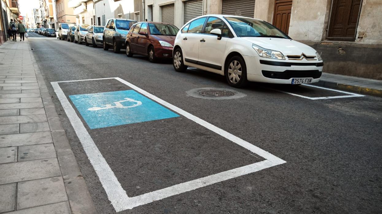 La plaza de aparcamiento para discapacitados pintada el día de la visita de Ximo Puig