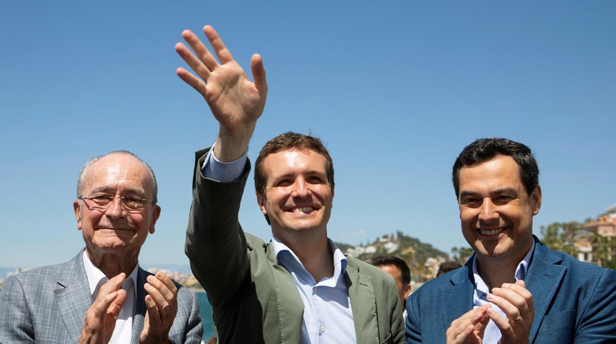 Pablo Casado, entre Paco de la Torre y Juanma Moreno, en Málaga