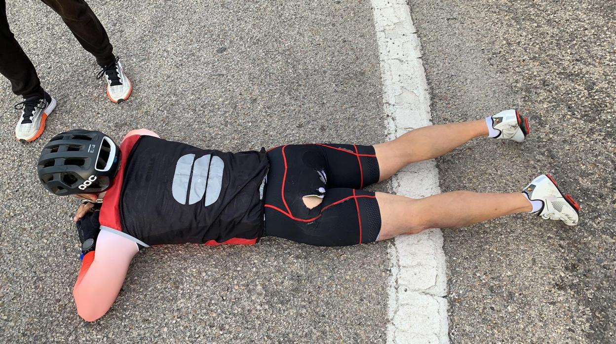 Imagen tras el atropello del ciclista en la carretera de la comarca de la Ribera Alta