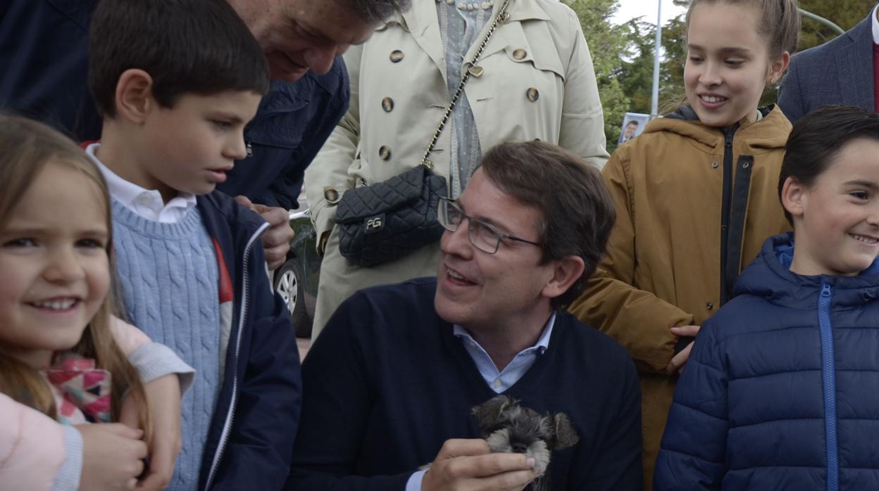 El candidato del PP a la presidencia de Castilla y León, Alfonso Fernández Mañueco,rodeado de niños, durante su visita a Segovia