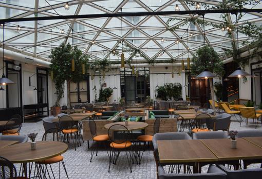 El patio del antiguo cuartel de bomberos acoge hoy un restaurante con las mejores carnes de Madrid