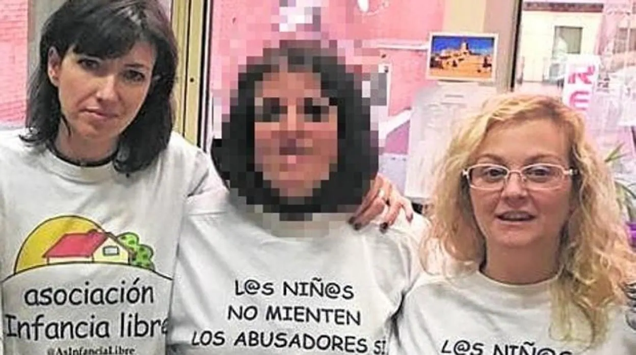 Patricia González (izquierda) y María Sevilla (derecha), imputadas por el secuestro de sus hijos