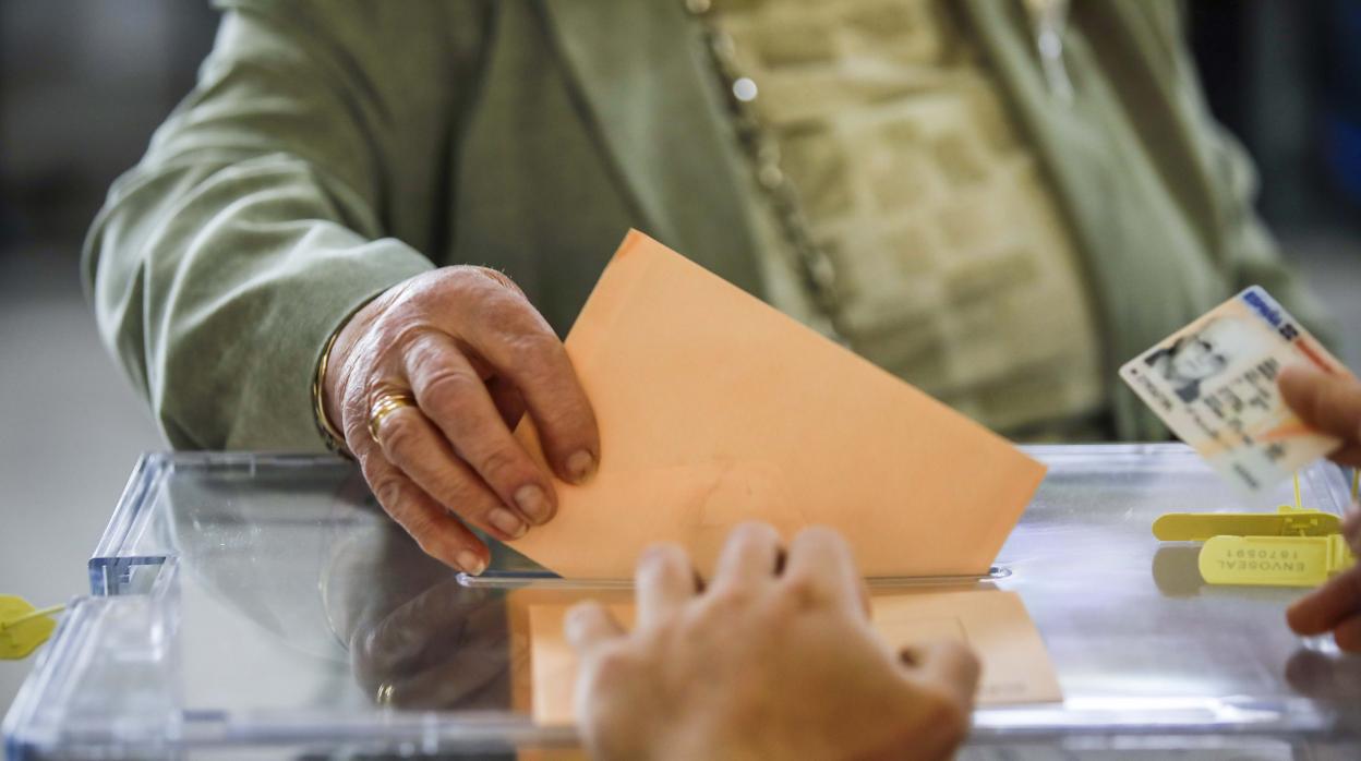 Una ciudadana votando en las últimas elecciones generales