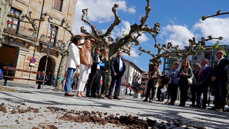 Silbidos y estiércol reciben al PP en un acto electoral en Navarra al que asistía Cayetana Álvarez de Toledo