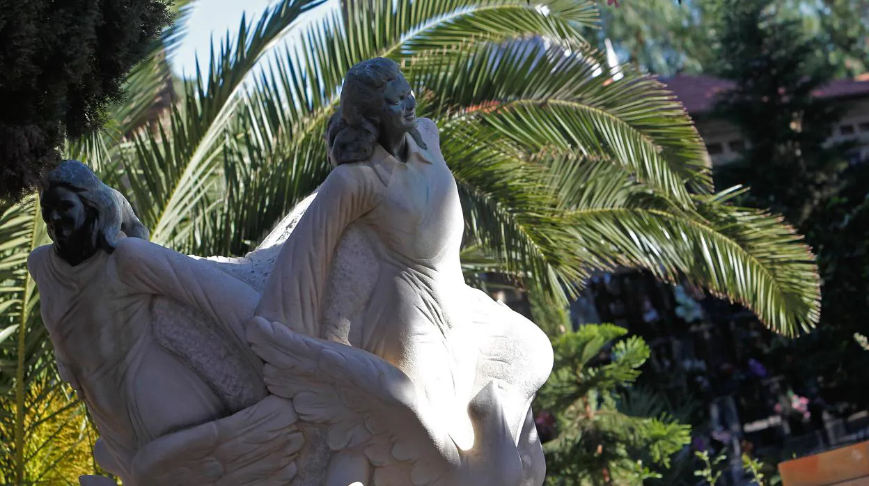 Imagen de la estatua que recuerda a las niñas de Alcàsser en la localidad valenciana
