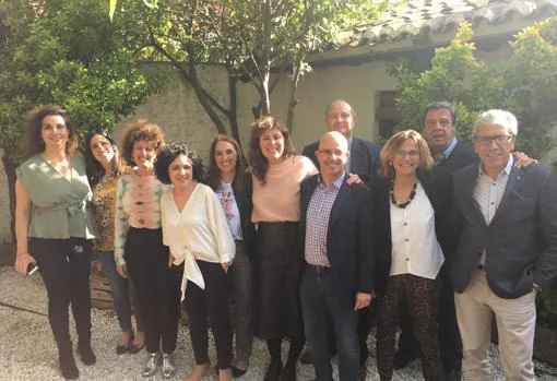 La directora de Repsol (en el centro de la imagen), con miembros de la Academia regional en el restaurante Casa Elena, en Cabañas
