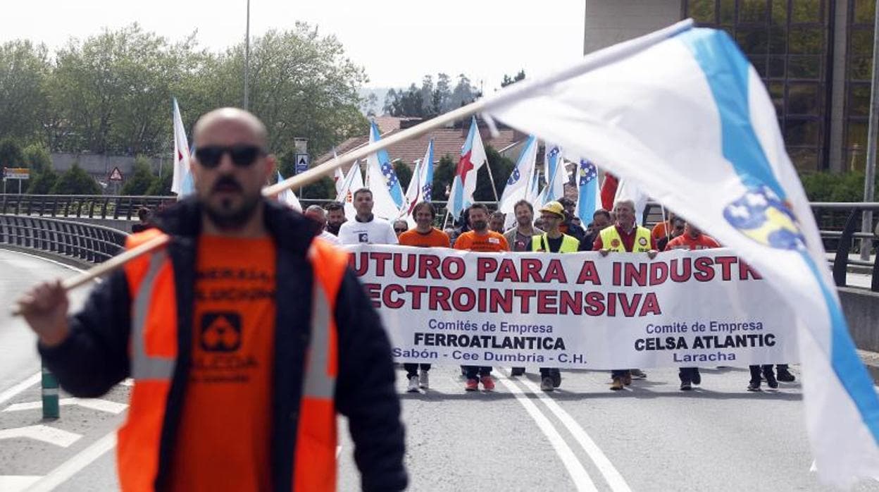Manifestación de los trabajadores de Alcoa, Ferroatlántica y Celsa Atlántic en Santiago