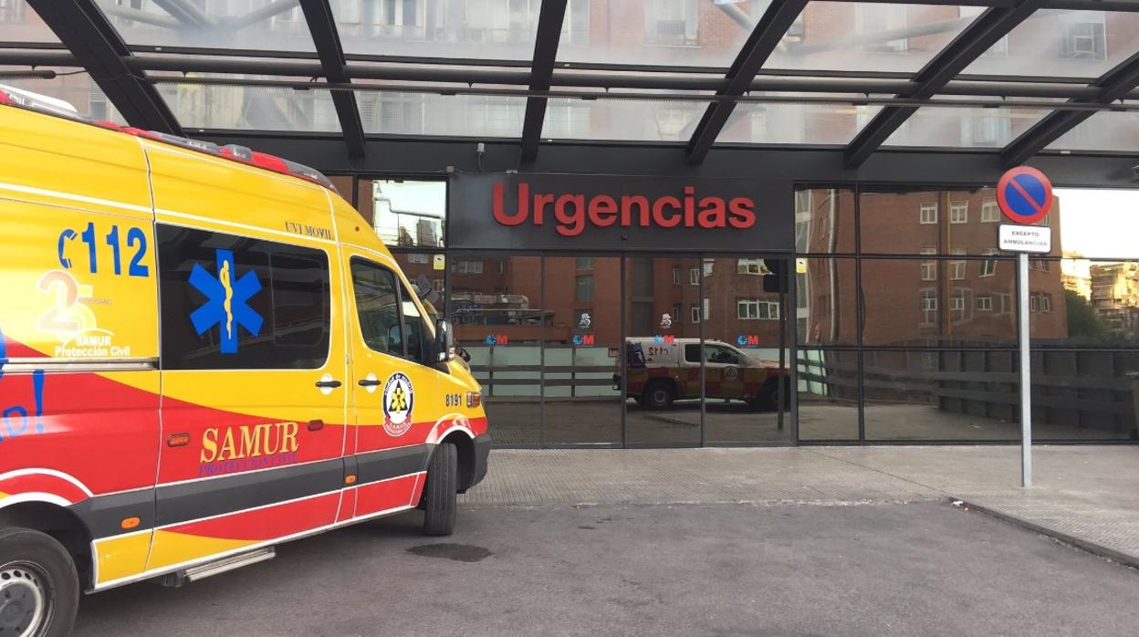 Entrada de urgencias del Hospital Clínico, al que fue trasladada la víctima