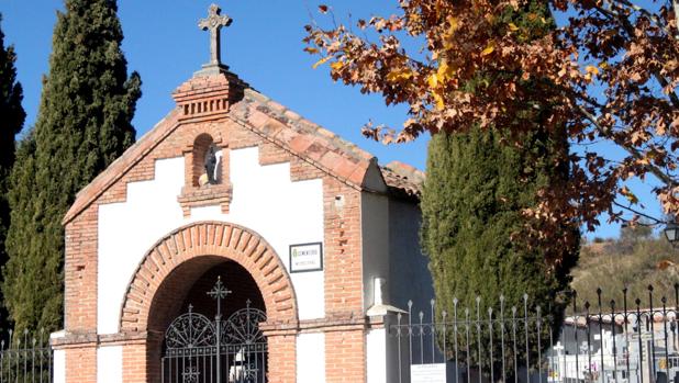 Roban decenas de crucifijos del cementerio de Cabanillas del Campo