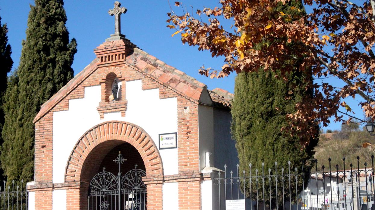 Puerta de acceso al cementerio municipal de Cabanillas del Campo (Guadalajara)