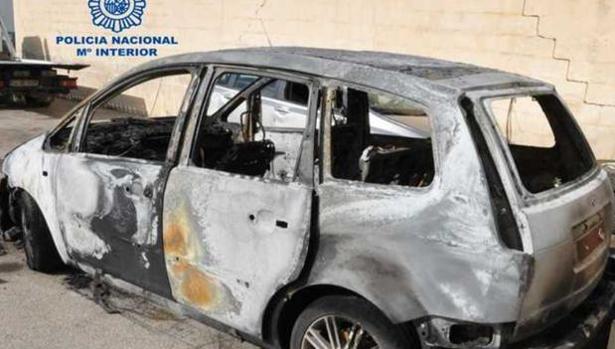 Las hipótesis apuntan a que el hombre carbonizado dentro de un coche pudo haberse suicidado