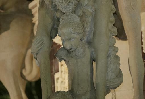Detalle de los desperfectos en una de las figuras del conjunto escultórico