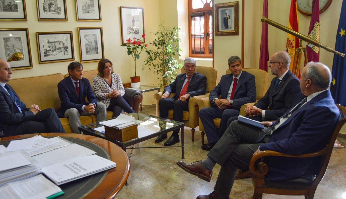 Un momento de la reunión entre la consejera de Empleo, el alcalde y directivos de Ehlis