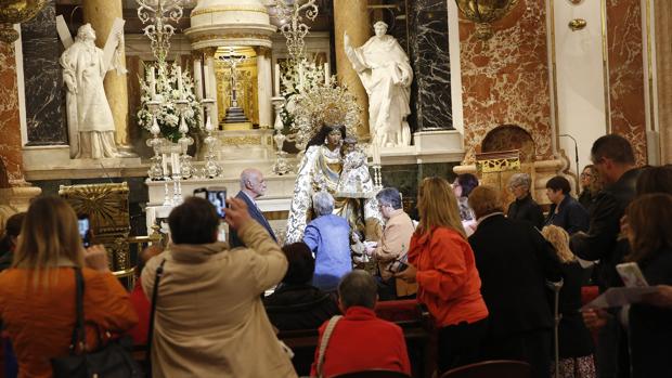 La Basílica de la Virgen de los Desamparados abre sus puertas al Besamanos para recibir a sus devotos