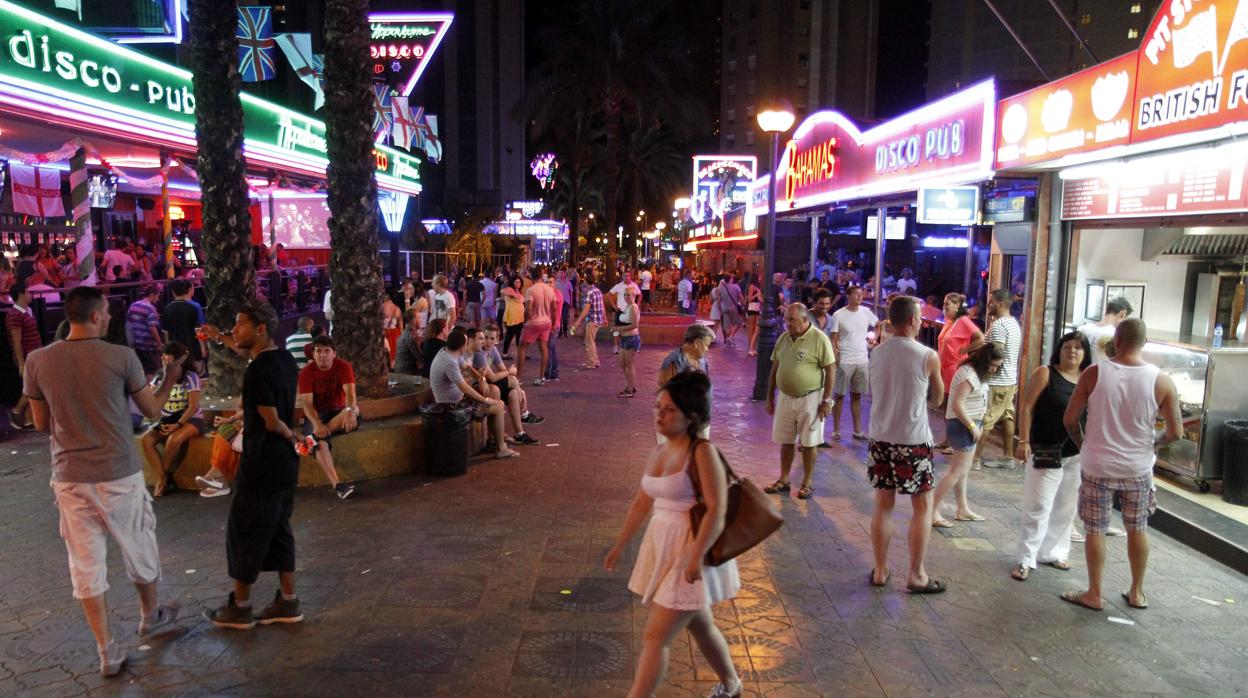 Imagen de archivo de una de las calles de locales de fiesta en Benidorm