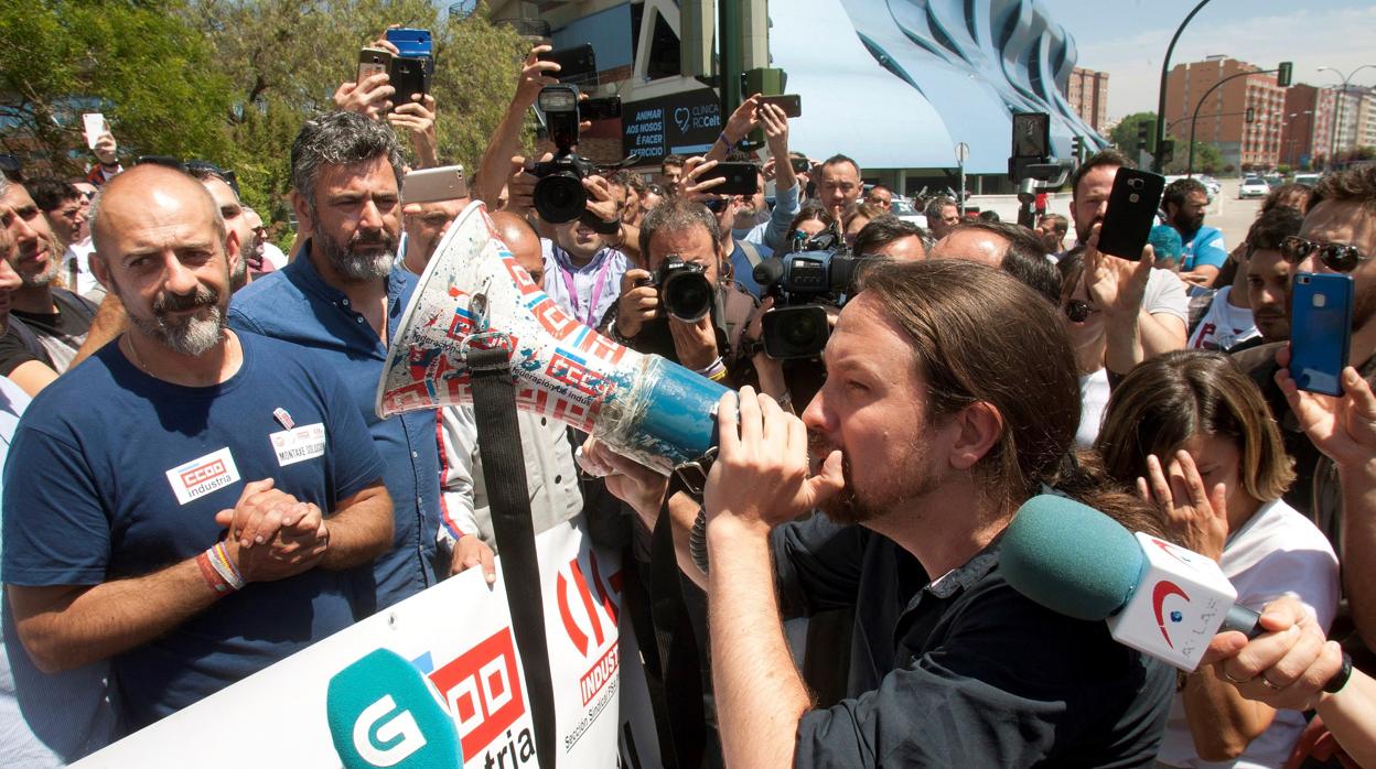 Pablo Iglesias, en la fábrica que el grupo PSA tiene en Vigo para apoyar a los trabajadores que están en huelga