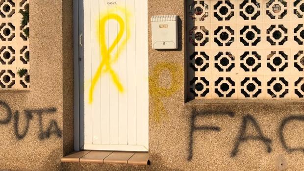 Atacan con pintadas la casa de la candidata del PP de Castellón con la frase «puta facha» y lazos amarillos