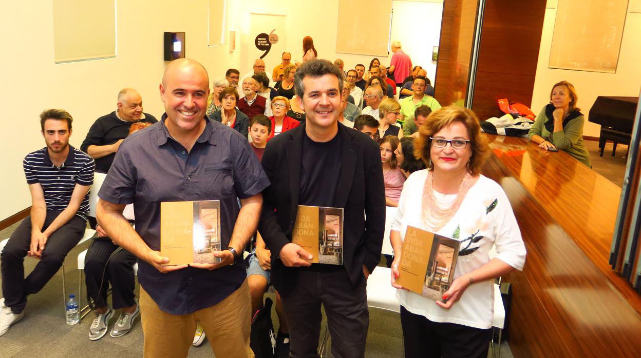 Ángel García Català, Joan Borja i Sanz y Lliris Picó i Carbonell, con ejemplares del libro «La vida abandonada»