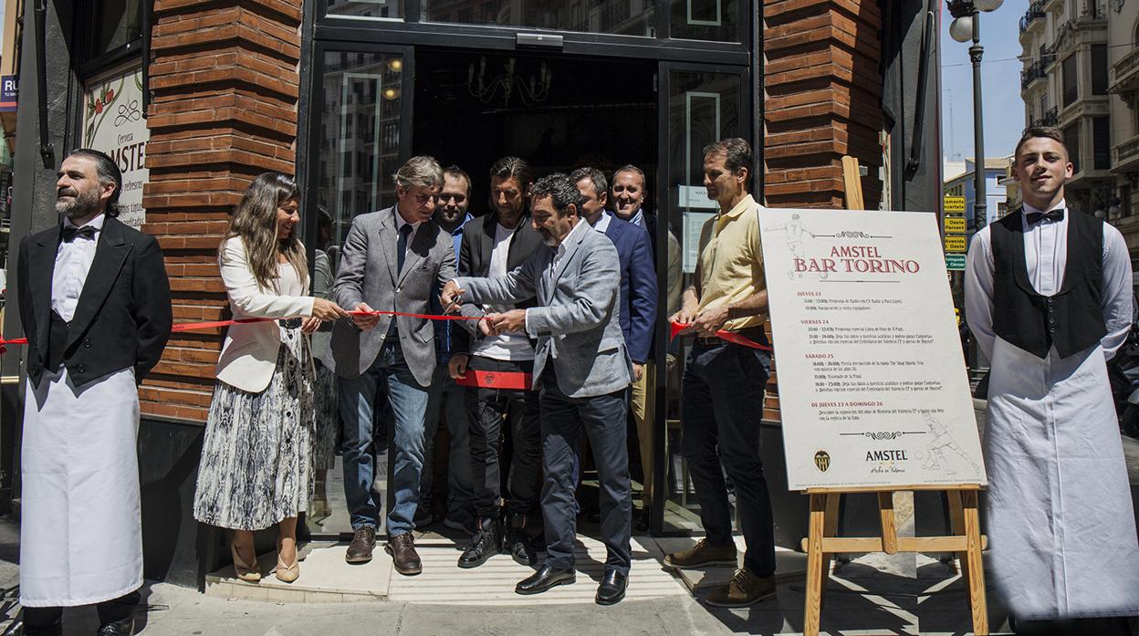 Directivos de Amstel y exjugadores del Valencia CF en la inauguración del Bar Torino