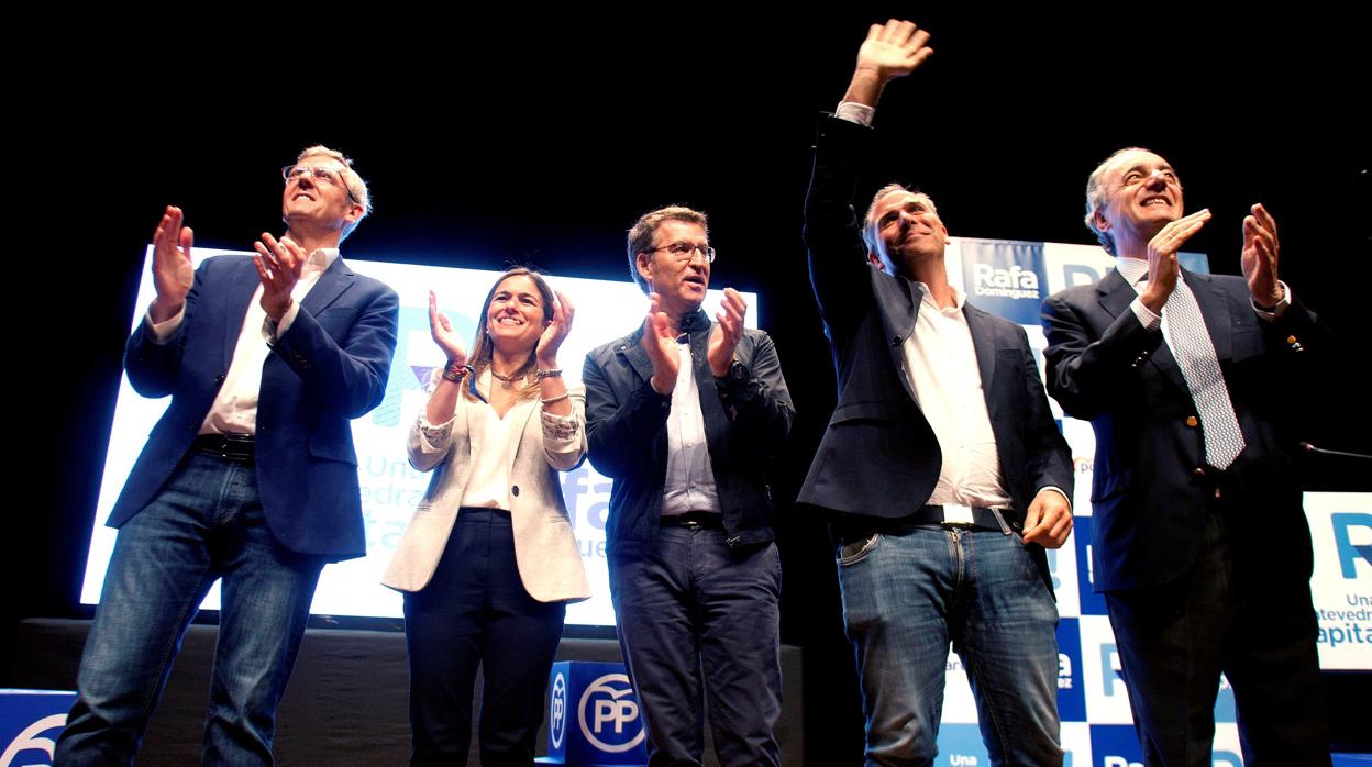 Feijóo, junto al candidato Rafa Domínguez, este jueves en Pontevedra