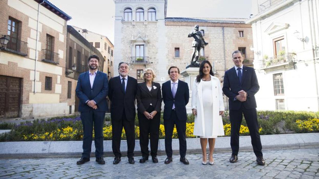 De izquierda a derecha, Carlos Sánchez Mato (Madrid en pie); Pepu Hernández (PSOE); Manuela Carmena (Más Madrid); José Luis Martínez-Almeida (PP); Begoña Villacís (Cs), y Javier Ortega Smith (Vox)