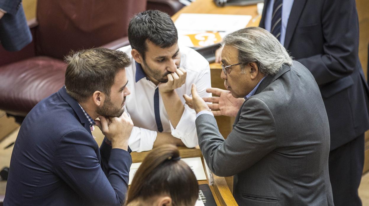 Fran Ferri, Vicent Marzà y Manolo Mata, en las Cortes Valencianas