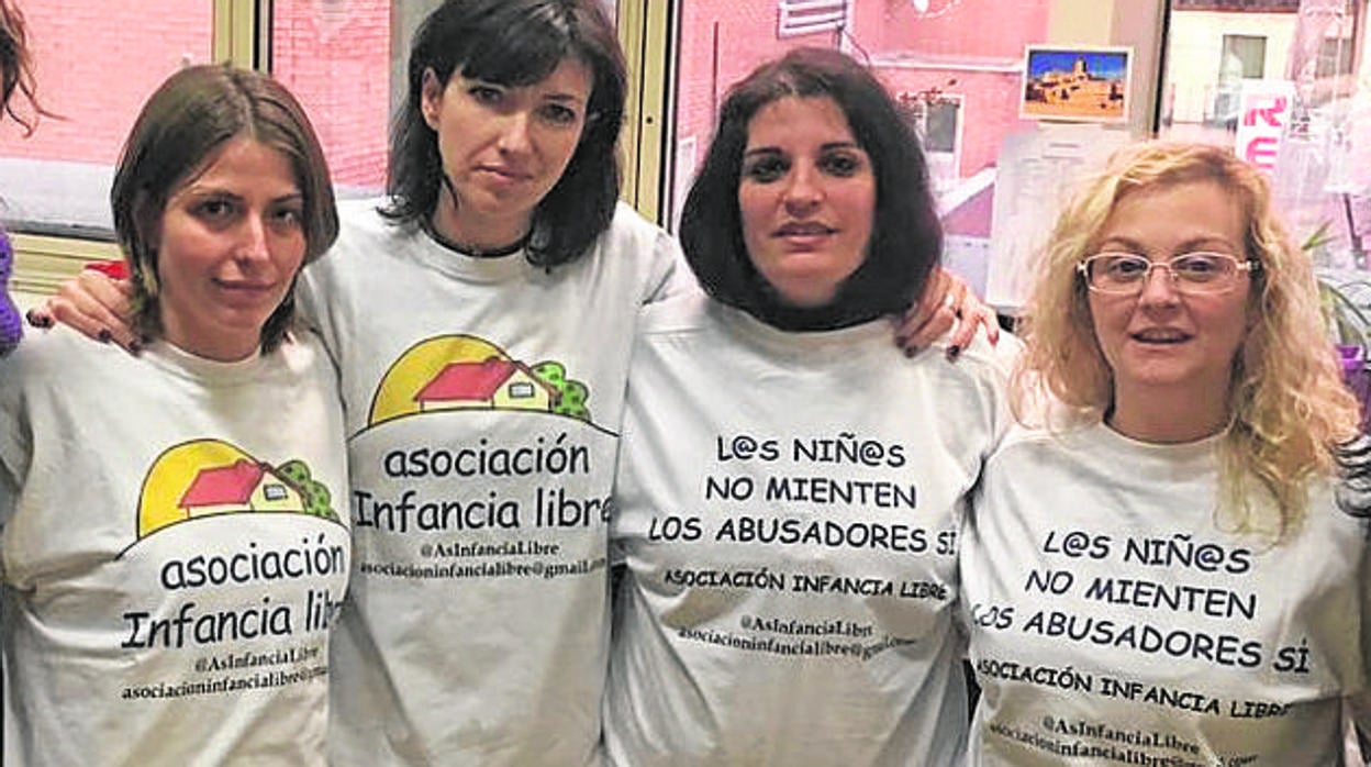 Ana María Bayo (primera por la izquierda), Patricia González (segunda) y María Sevilla (primera por la derecha), las tres madres acusadas de Infancia Libre