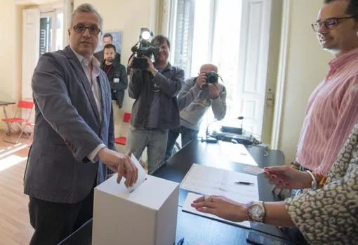Luis Asúa en la votación de 2007 a la que se presentó para liderar el PP frente a Cristina Cifuentes