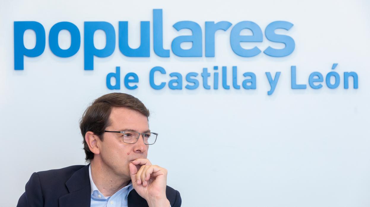 Mañueco, durante la entrevista con ABC en la sede del PP de Castilla y León, en Valladolid